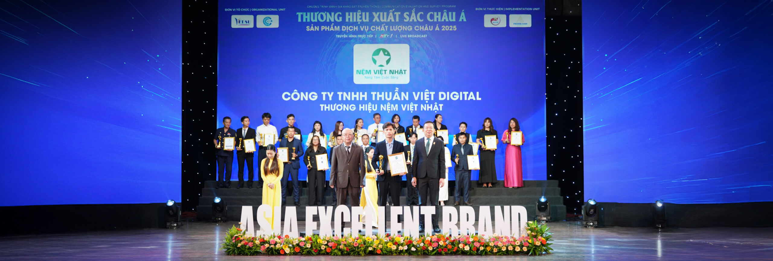 Cover page Nem Viet Nhat